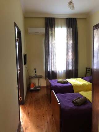 Гостевой дом La Deka GuestHouse Лагодехи Двухместный номер с 2 отдельными кроватями и ванной комнатой-3