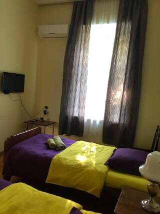Гостевой дом La Deka GuestHouse Лагодехи Двухместный номер с 2 отдельными кроватями и ванной комнатой-4