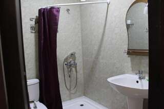 Гостевой дом La Deka GuestHouse Лагодехи Двухместный номер с 2 отдельными кроватями и ванной комнатой-7