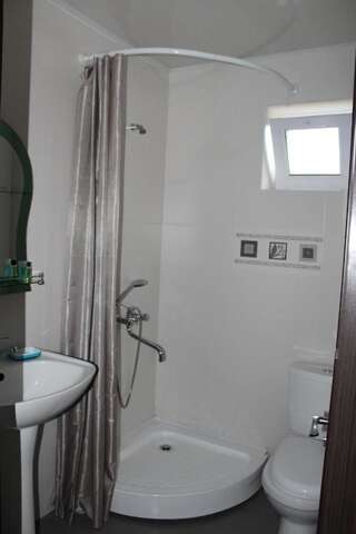 Гостевой дом La Deka GuestHouse Лагодехи Двухместный номер с 1 кроватью и собственной ванной комнатой-3